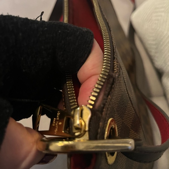 Louis Vuitton South Bank Besace Bag - Picture 4 of 7